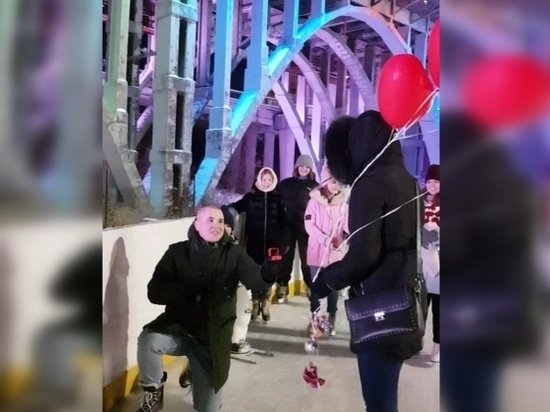 Житель Волгограда на катке в центре города сделал предложение девушке