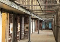Федеральное бюро тюрем США сообщило о введении дополнительных мер безопасности в исправительных учреждениях страны, в том числе ограничение контактов заключенных с членами семьи