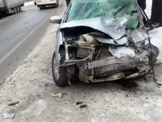 Двое человек погибли при аварии с фурой и легковушкой под Новосибирском