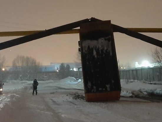 Самосвал снес газопровод в Североуральске