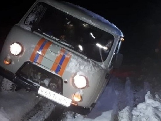 В заснеженных горах Крыма спасатели три часа искали женщину