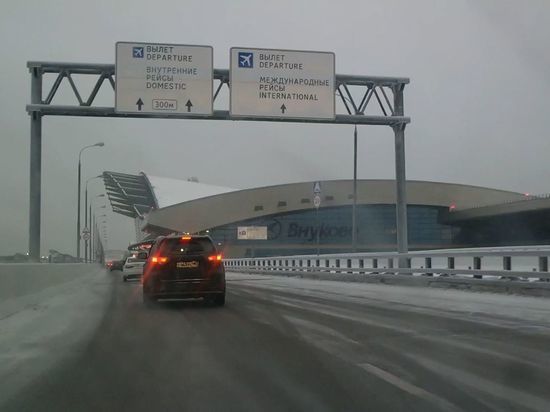 Администрация "Внуково" запретила входить в здание аэропорта без билета