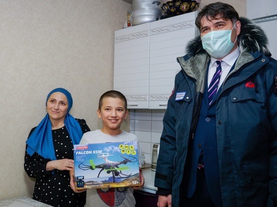 Депутат Госдумы подарил мальчикам из Салехарда квадрокоптер и конструктор