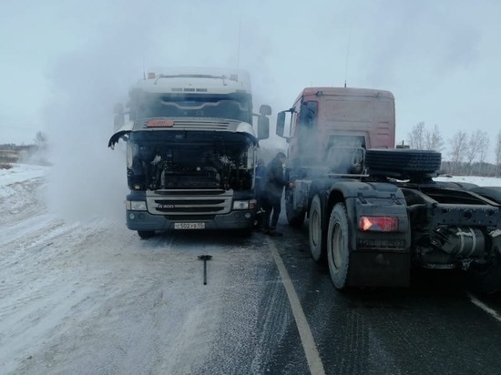 На омских трассах спасают замерзающих водителей