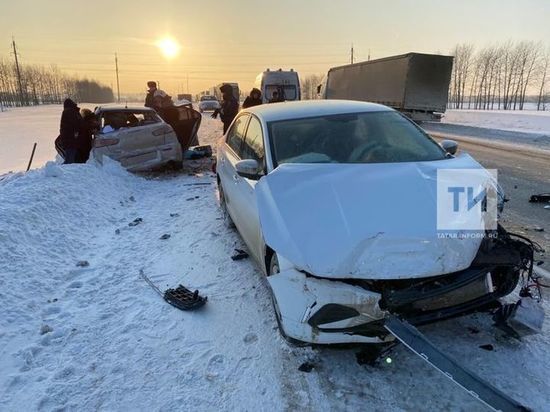 В Татарстане в столкновении двух авто и «КАМАЗа» пострадали супруги