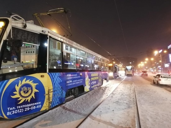 В Улан-Удэ из-за снега на рельсах забуксовали трамваи