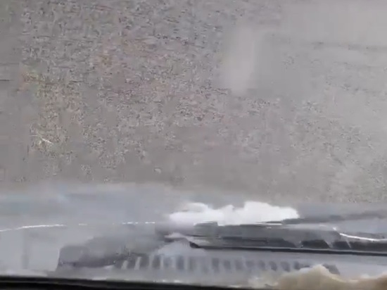 Красноярцы жалуются на грязь и снежную кашу на дорогах