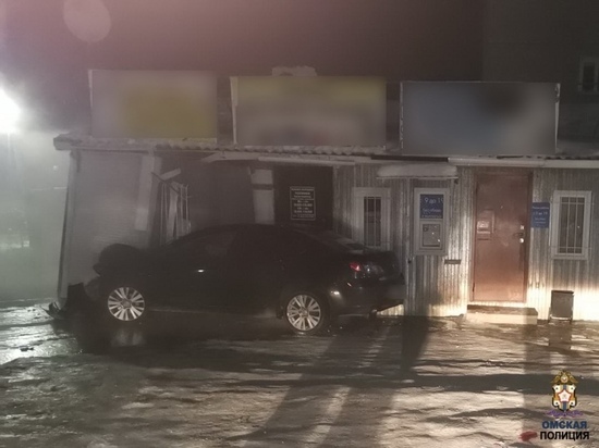 В Омской области машина с тремя мужчинами въехала в здание магазина