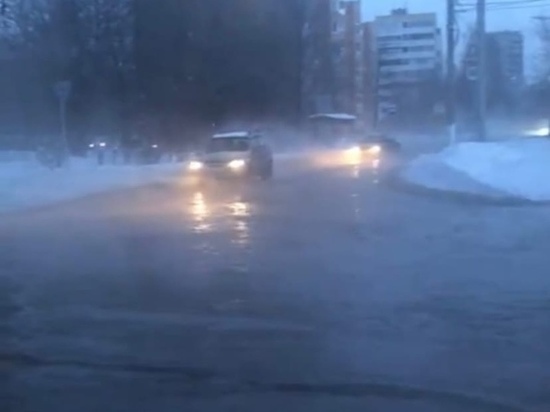 18 января в Рязани из-за прорыва водопровода затопило дорогу на улице Крупской