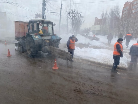 Аварийные службы Рязани откачали воду с проезжей на улице Крупской
