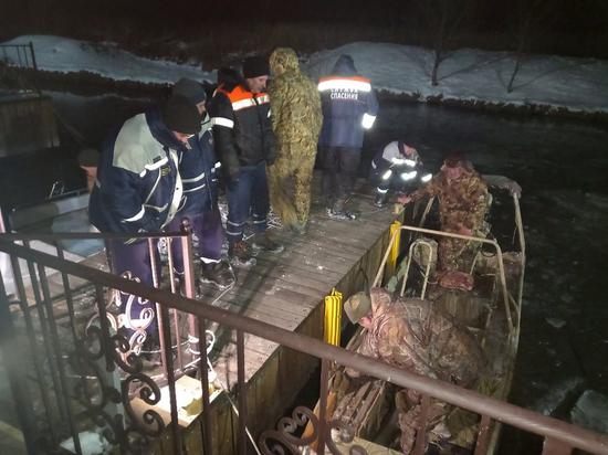 В Краснодарском крае двое мужчин застряли на моторной лодке посреди лимана