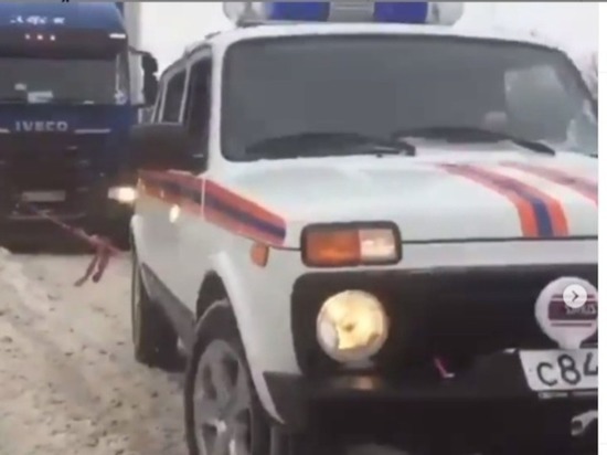 В Новороссийске спасатели на "Ниве" вытаскивают тягачи из снега