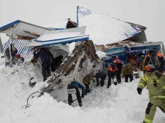 МЧС Карачаево-Черкесии опубликовало кадры разрушений после лавины в Домбае