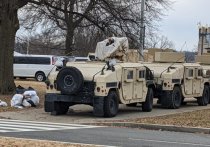 В столицу США перед инаугурацией нового президента прибывают войска: солдаты без оружия и бронетехника пушек

