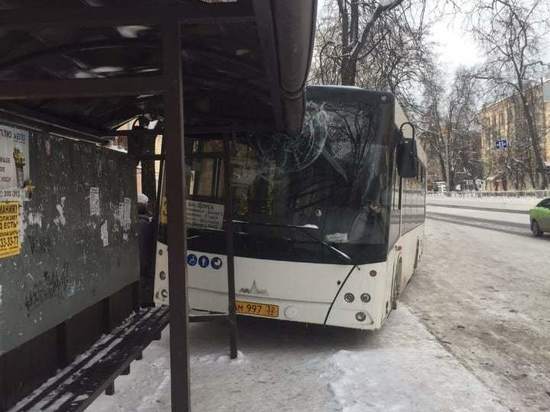 В Бежицком районе Брянска в остановку врезался автобус