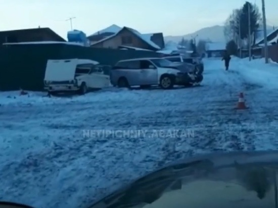В Хакасии семья с 11-летним ребёнком пострадала в ДТП на перекрёстке