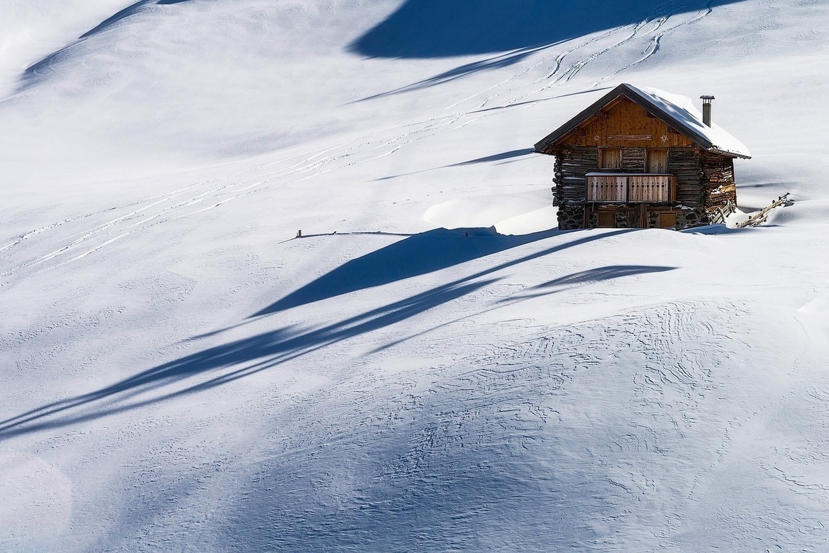 Одинокий дом в снегу