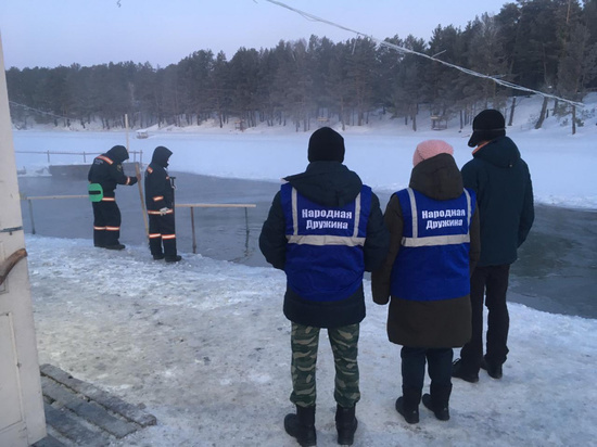 Барнаульская полиция и дружинники дежурят возле незаконной крещенской купели
