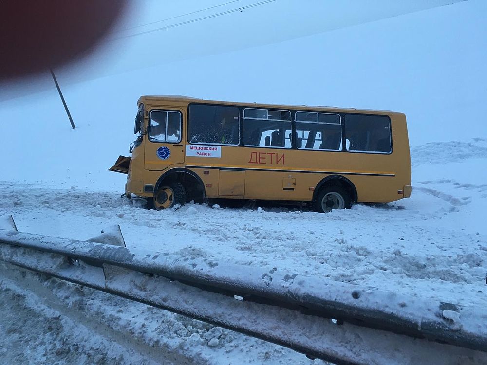 В Калужской области школьный автобус с детьми врезался в фуру 