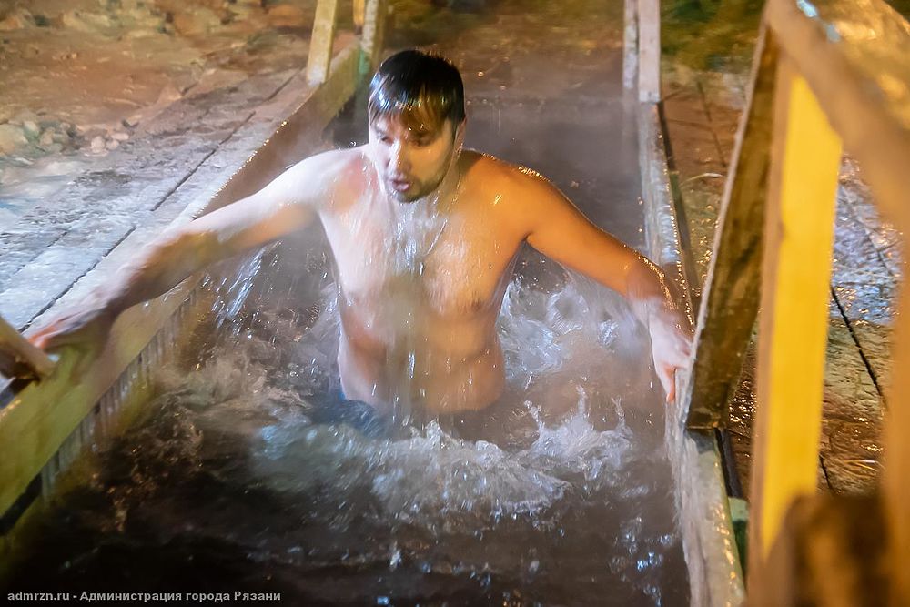 Крещение-2021: Как рязанцы окунаются в ледяную купель на Ореховом озере