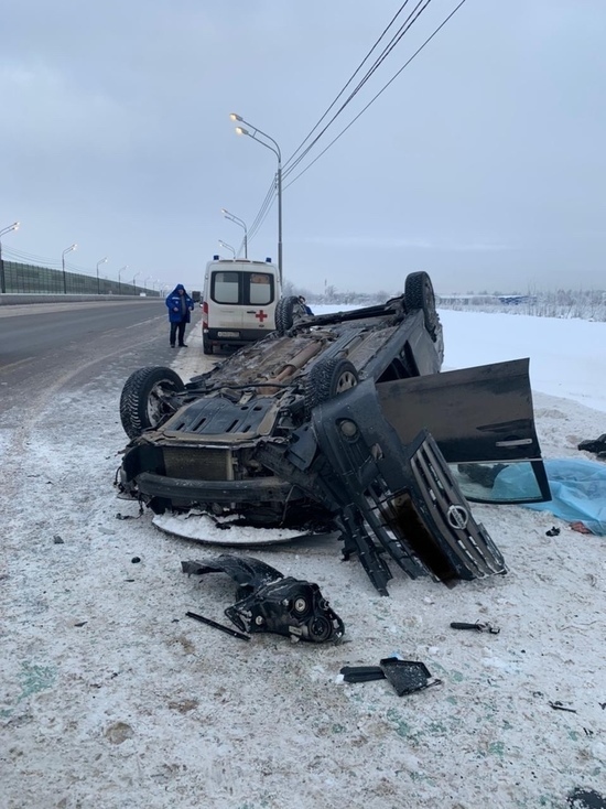 На трассе в Тверской области грузоперевозчик опрокинул иномарку, водитель легковушки погиб
