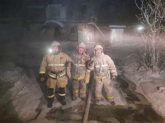 В Якутии на тушении пожара огнеборцы из-за холода покрылись ледяной бронёй