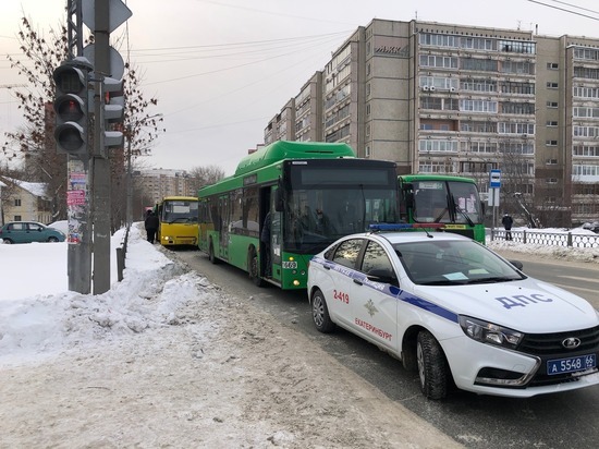 В Екатеринбурге в столкновении двух автобусов пострадали 4 пассажира