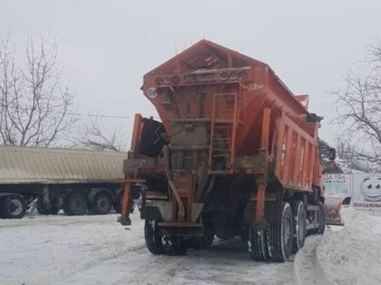В Краснодаре израсходовали уже 180 тонн песко-соляной смеси
