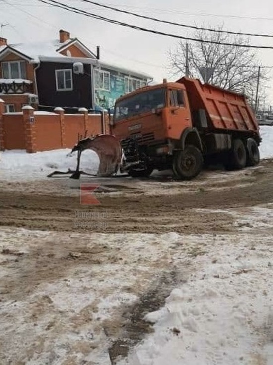В Краснодаре снегоуборочная машина застряла в снегу