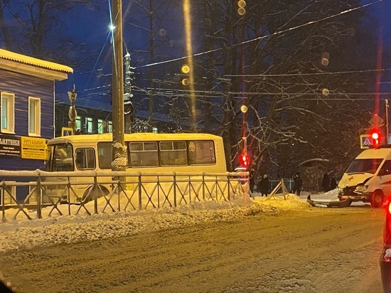 В Архангельске произошло ДТП с участием автобуса и машины «скорой»