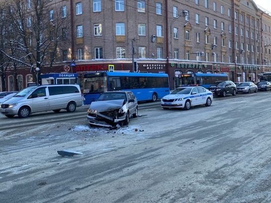 В центре Брянска 19 января столкнулись два автомобиля