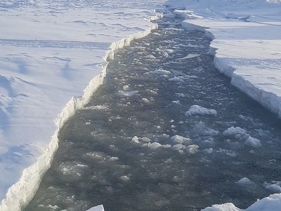 Сахалинские рыбаки драпают от гигантской трещины во льду