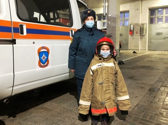 Первоклассница из Ноябрьска поздравила спасателей с Новым годом и попала на экскурсию в пожарную часть