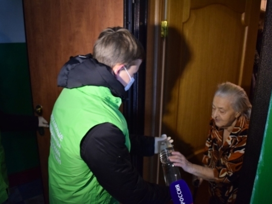 В Иванове волонтеры разносят святую воду пенсионерам сидящим на самоизоляции