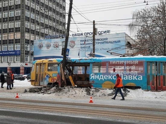 В Нижнем Новгороде трамвай сошел с рельсов и врезался в столб
