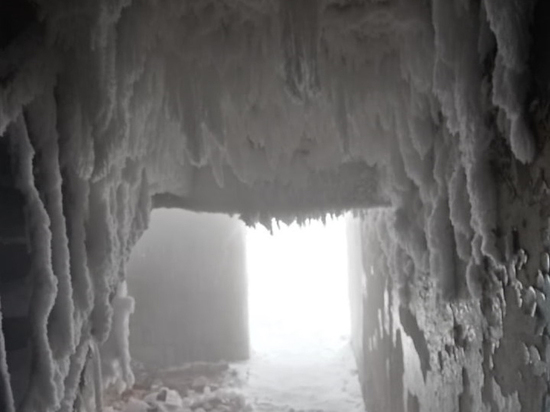 В Чебаркуле решат судьбу дома, где подъезд превратился в ледяную пещеру
