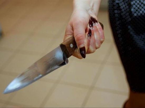 30-летняя женщина тяжело ранила ножом своего отчима в Твери