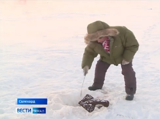 На Ямале старожил нашел вмерзший в лед 100-летний якорь