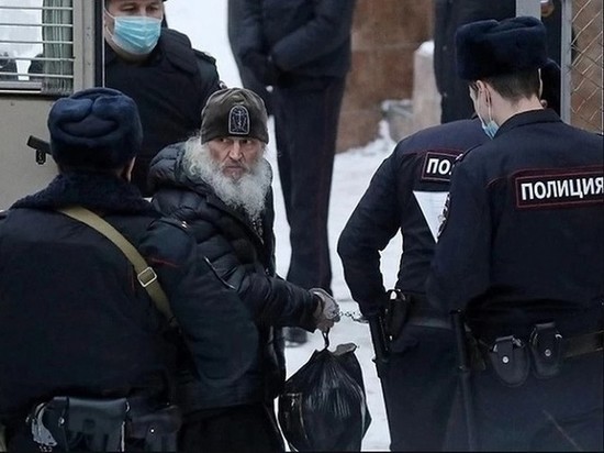 Сторонники экс-схиигумена провели акцию протеста возле Храма-на-Крови