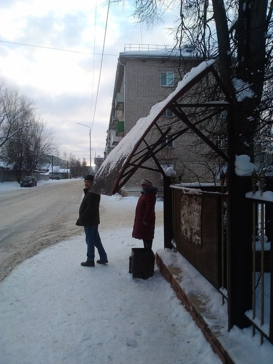 Козырёк остановки в Тверской области угрожающе свисает над жителями