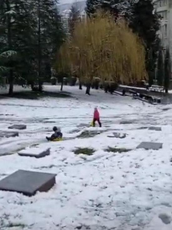 В Сочи дети прокатились на санках на мемориале воинской славы