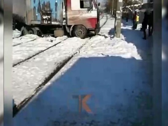 Из-за перекрывшего пути грузовика в Краснодаре четыре трамвая пустили в объезд