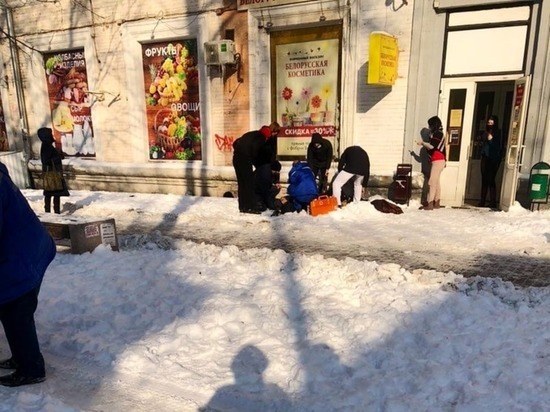 В Ростове с крыши дома упал мужчина, которй расчищал ее от снега