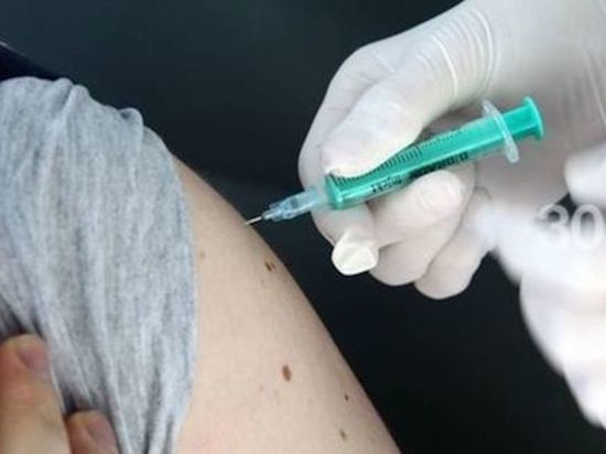 Антиковидные вакцинальные центры заработали еще в двух больницах Челнов
