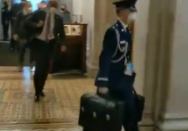 Президенту США Джо Байдену принесли ядерный чемоданчик