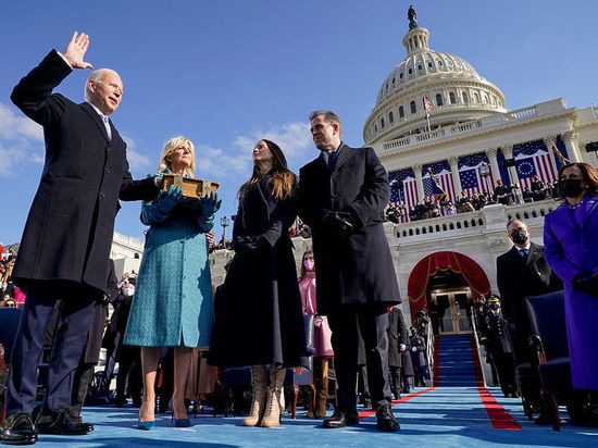 Клинтон обрадовала мирная передача власти Трампом Байдену