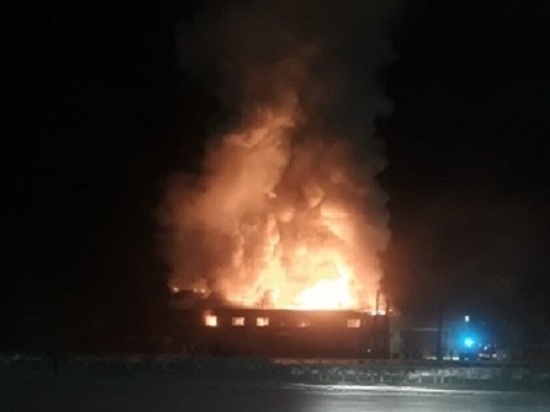 Ночью 21 января горел жилой двухэтажный дом в аэропорту Олекминска