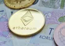Криптовалюта Ethereum, являющаяся основным конкурентом биткоина, в будущем может рекордно подорожать, сообщает Bloomberg