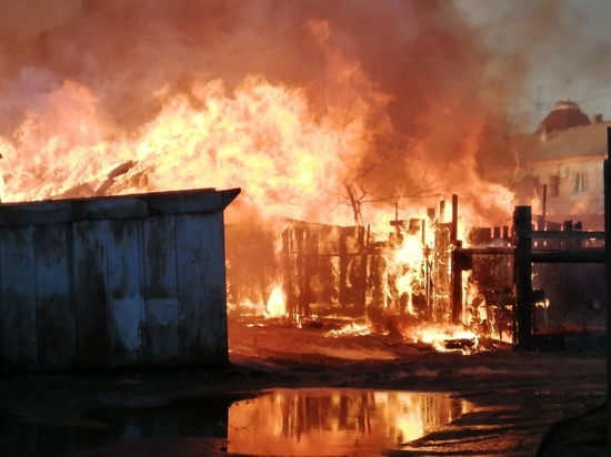 Оцепившие горящий дом пожарные в Бурятии так и не дождались взрыва газового балона