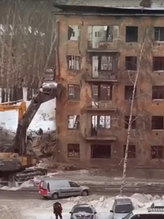 Жители одного из городов Кузбасса запечатлели на камеру опасный снос здания